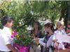 Remise du premier prix des jardins fleuris par Arielle Sarazin et Patricia Aubert.