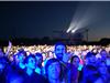 La foule, en partie nimbée de bleu par les spots 