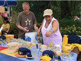 Les collectionneur d'objets Ricard réunis sur la place de l'île des Embiez