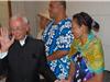 L'abbé est venu remercier les chanteurs tahitiens