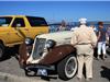 tenue presque d'époque devant ce beau cabriolet.