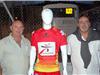Le président Pierre-Yves Prolhac (à droite) présente le nouveau maillot six-fournais à Thierry Casanova, conseiller municipal. 