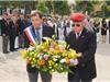 Dépôt de gerbe devant le monument aux morts avec J-S Vialatte et Mr Leloup. (photo M-D. T)