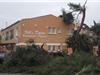 Une vision apocalyptique avec des arbres sur la voie ayant provoqué d'importants dégâts sur les habitations, ici un restaurant.