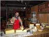 Arnaud Caiveau affine ses fromages de Haute Savoie