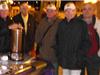 Les membres du Lion's-club réunis jusqu'à vendredi soir pour vendre du chocolat et du vin chaud devant les mairies de Sanary et Bandol.