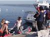 Départ jeudi de la base nautique sur plusieurs embarcations, ici l'actrice Ariane Labed et Roland Savoye à la casquette blanche.