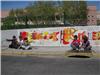 Tags et graffiti éphémères sur les murs de l'école élémentaire des Lônes avec les élèves de CM1-CM2 de Michèle Zegerman.