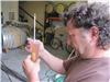 Laurent Martinez, le Maître de chais des Embiez, surveille la densité de sucre dans sa pipette