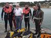 L'équipe du musée avec Mickael Warren ( à droite) et ses amis plongeurs-collectionneurs.