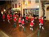 Le cortège en route, majorettes en tête