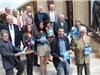 Photo de famille avec les descendants et proches des pionniers de la plongée sous marine autonome autour de Jean-Michel Cousteau.