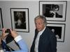 Costa-Gavras devant son portrait fait par Tony Hage