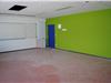 Une salle classique de 50 m2. Au mur, des couleurs gaies