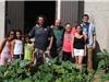 Les petits jardiniers de l'Ajir avec leurs animateurs