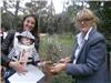 Madame Briffaz, adjointe à l'environnement, offre un certificat de parrainage et un olivier à l'un des 350 bébés nés à Six-Fours entre le 1er septembre 2012 et le 31 août 2013.