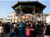 Le kiosque plein à craquer