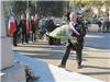 Robert Teyssier, adjoint au Maire, dépose une gerbe au pied du Monument aux Morts au nom du conseil municipal des jeunes