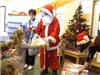 Le Père Noël offre des jouets et des chocolats aux élèves de moyenne section