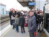 Près d’une heure avant l’arrivée du train, élus et public attendaient à proximité des quais