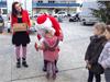 Une jeune gagnante du jeu-concours remercie le Père Noël