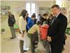 Le Maire, Robert Bénéventi, s’est joint aux jeunes élèves de l’école Sainte-Geneviève, pour découvrir les légumes produits par les paysans locaux.