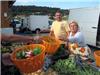 Sur son stand de légumes, Corinne Cosenza, présidente du marché agricole aux côtés de Patrick Buetti, trésorier de l’association.