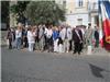 Sur le parvis de l’Hôtel de Ville, les élus et leurs invités attendent le début du cortège