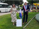 Dévoilement d'une plaque commémorative devant le jardin du Oui