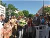 Laeticia Tremouilhac reçoit un bouquet des mains de M; Le Maire