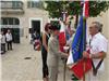 Le Capitaine Mopin, du 519ème Groupe de Transit Maritime, salue les porte drapeaux