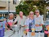 Christiane Giordano et son cousin Louis (à D), s'ocuppent de l'apéritif avec Christiane Nocella et Fernand Rosella.