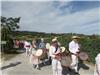 Précédée du groupe La Coustiéro flourido de Sanary la procession s'ébranle vers la chapelle de Pépiole