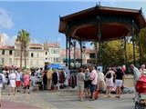 Brocante caritative sous le soleil