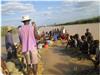 Construction du barrage de Bezaha: hommes , femmes et enfants mettent la main à la pâte