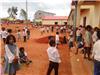 Les enfants devant les écoles primaires Saint Sauveur