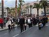 Le défilé parcourt la rue centrale pour rejoindre le Monument de la Victoire avec La Saint Nazairienne en tête