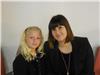 Deux chanteuses: Charlotte, 9 ans, et Nora, 25 ans.