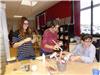 Les étudiantes de kedge Design School aident les stagiaires à confectionner des objets de décoration pour Noël