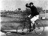 Retour au  bon vieux temps des facteurs à vélo...ici dans "Jour de fête" de Jacques Tati, un facteur gauche, mais si sympathique! 