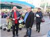 Sur le marché d'Ollioules, Raymond Hamoneau aux côtés de Jean-Pierre Meyer et de Pascale Nazzi