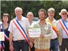 Arrivée de la marche à la Maison de la Nature des Quatre Frères, Didier Cade avec Blandine Monier, Maire d’Evenos, Georges Ferrero, Maire du Beausset, Gérard Calussi, conseiller municipal du Beausset, Hervé Guerrera, conseiller régional, et Jean Michel, Maire de Signes.