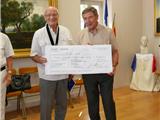 Le Kiwanis des Baies de Sanary, Bandol et Ollioules remet à laVille un chèque e 1.000 €