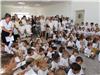 Tous en tee-shirt blancs, les enfants assistent sagement à l'office religieux aux côtés des élus d'Ollioules