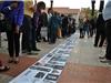 Le public a pu observer les 300 photographes exposant lors de cette exposition itinérante sur une affiche imprimée pour l'occasion.