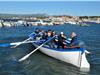 Les membres de l'associations des plaisanciers du port du Brusc en train de ramer.