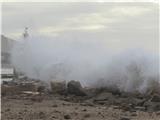 La mer en furie a submergé le quai du port