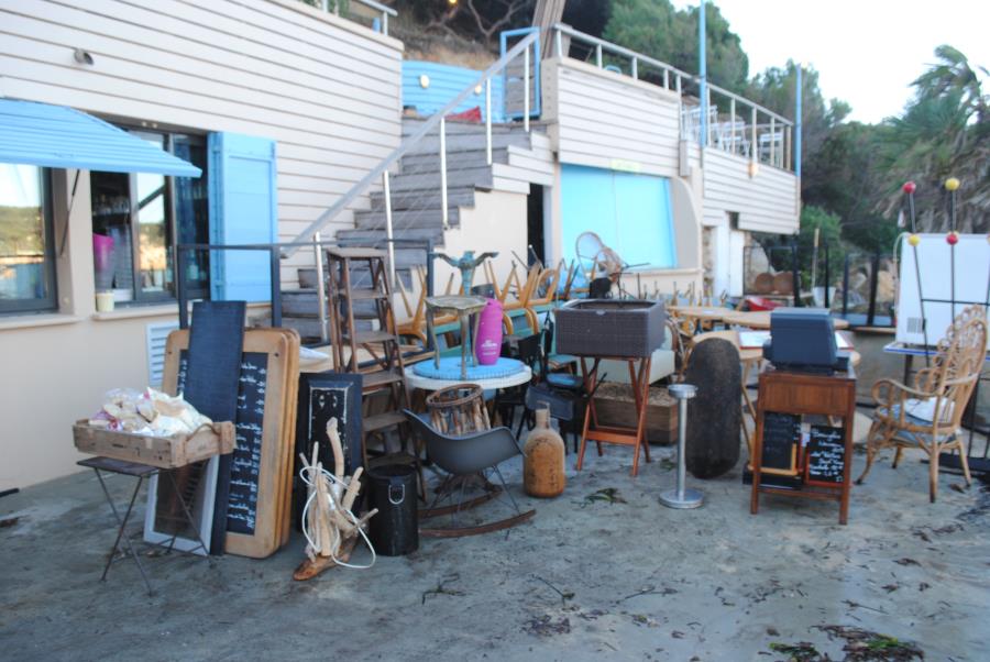 Sanary Le Restaurant O Petit Monde Saccagé Par Les Vagues