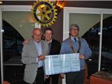 L’Étoile Bandolaise reçoit un chèque du Rotary Club