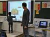 L'enseignant Jean-Michel Lercari surveillant un de ses élèves de CP lors d'un exercice de science.